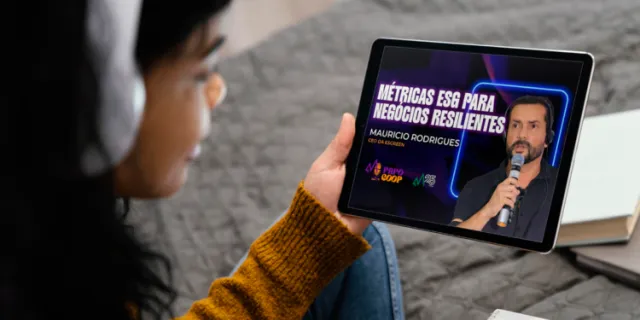 Tablet exibe o episódio do Papo Coop Métricas ESG para negócios resilientes, com Mauricio Rodrigues