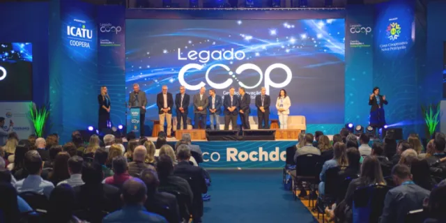 Palco do LegadoCoop com painelistas e plateia