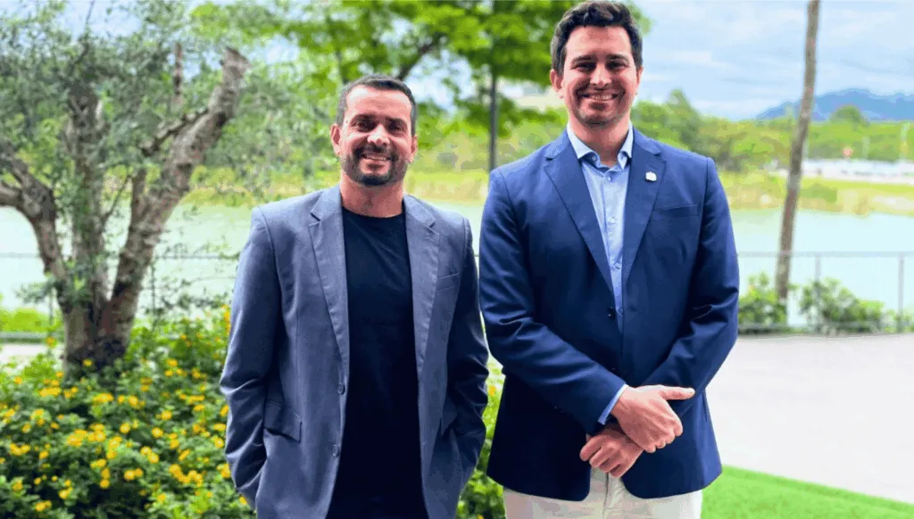 Mauricio Rodrigues, CEO da ESGreen, e Eduardo Vieira, presidente do Sapiens Parque, lado a lado em área externa